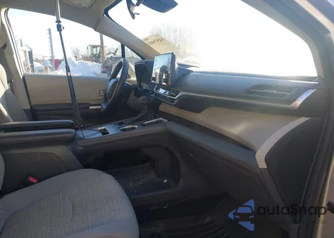 2021 Toyota Sienna Le z USA, uszkodzony, nr VIN 5TDKSKFC9MS036739